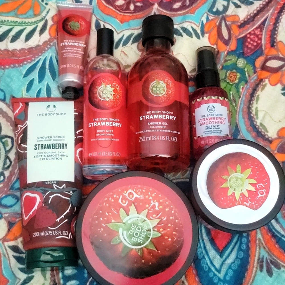 The Body Shop Juicy Strawberry Premium Collection Gift Set Bundle